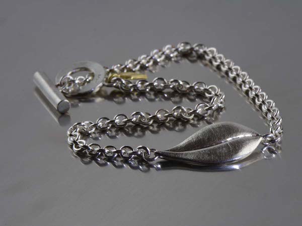 Bracelet Silber mit Blattmotiven in Gold und Silber / Goldschmiede Wigholm , Murg am Walensee