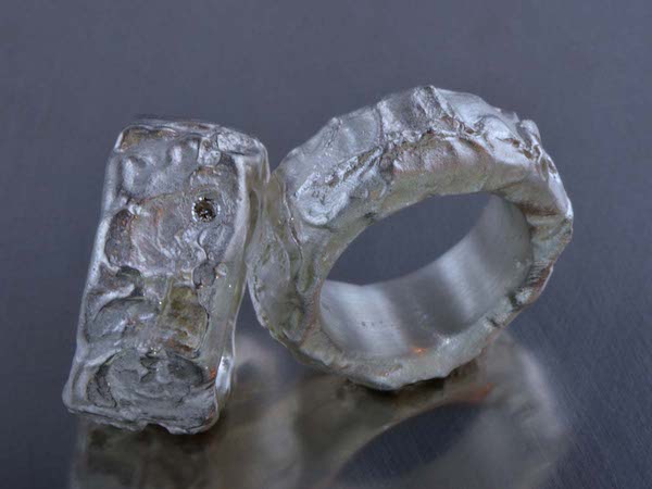 Zwei Workshoperinnen haben Silber-Ringe gestaltet die den Vergleich: Vom Fachmann geschmiedet - nicht scheut! / Goldschmiede Wigholm , Murg am Walensee